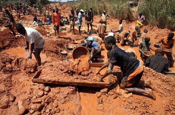 Home muddied prospectors pan for gold in manica province